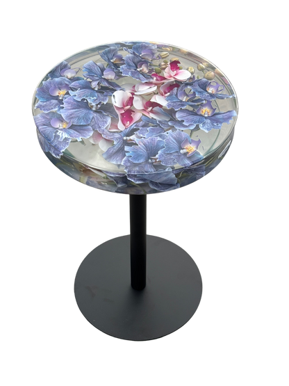 „Violet Orchid Dream“ – Runder Blumentisch mit eingefassten Orchideen in Epoxidharz