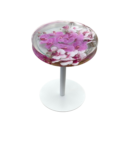 „Orchid Dream“ – Runder Blumentisch mit eingefassten Orchideen in Epoxidharz