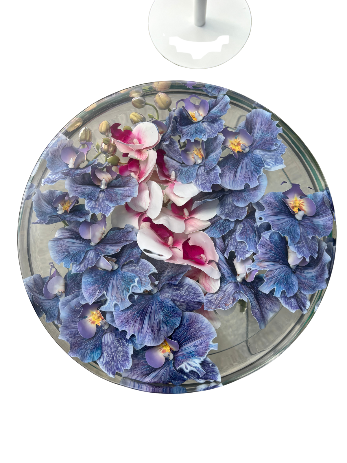 „Violet Orchid Dream“ – Runder Blumentisch mit eingefassten Orchideen in Epoxidharz