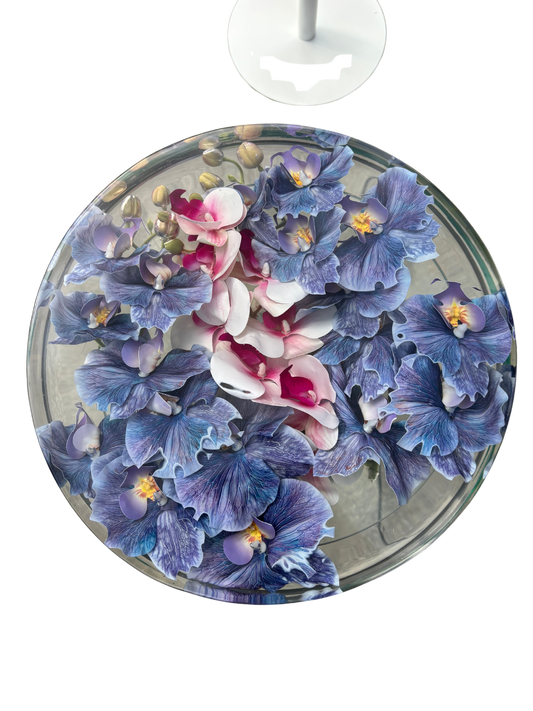 „Violet Orchid Dream“ – Runder Blumentisch mit eingefassten Orchideen in Epoxidharz