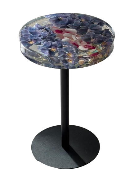 „Violet Orchid Dream“ – Runder Blumentisch mit eingefassten Orchideen in Epoxidharz